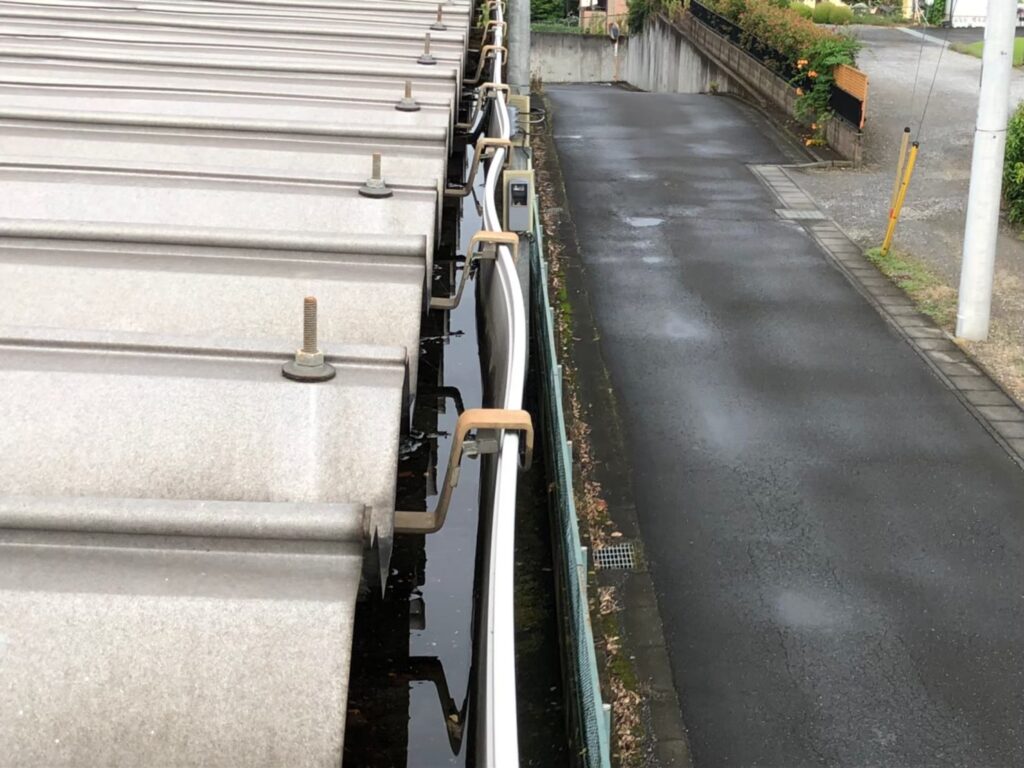 強風で大きく歪んだ雨樋と修理が必要な破損箇所