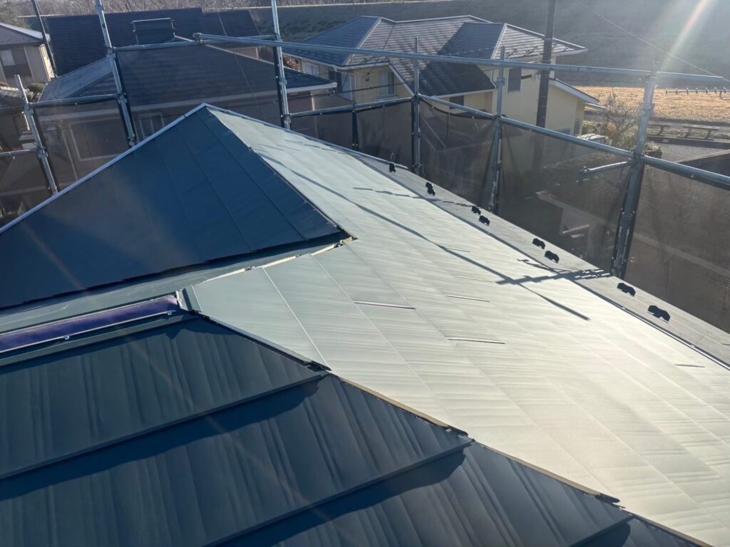 屋根のカバー工法の現場で実際に撮影した屋根材新規取付の作業写真