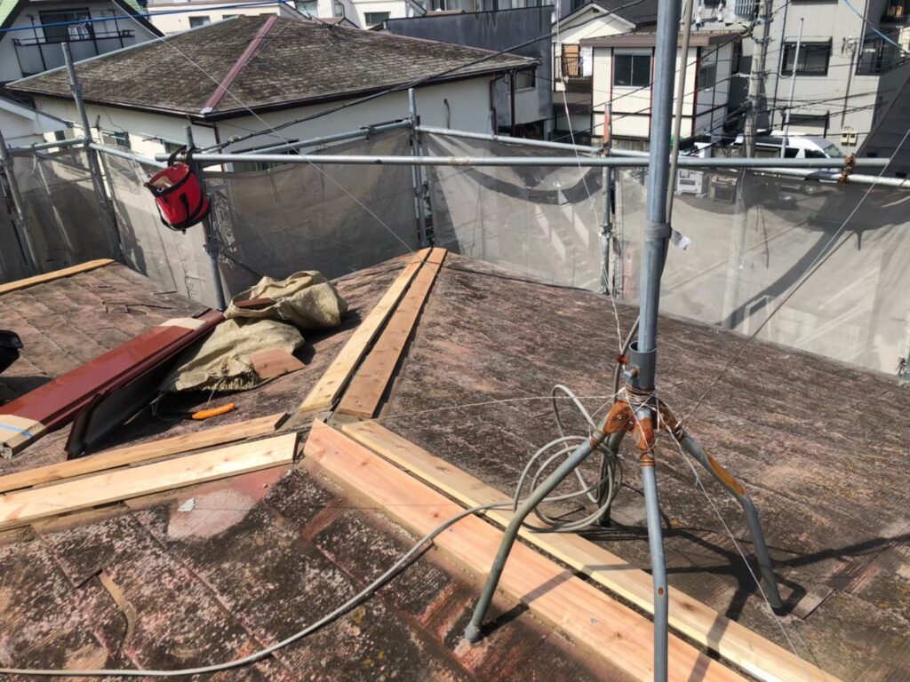棟板金修繕工事の現場で実際に撮影した貫板新規取付の作業写真