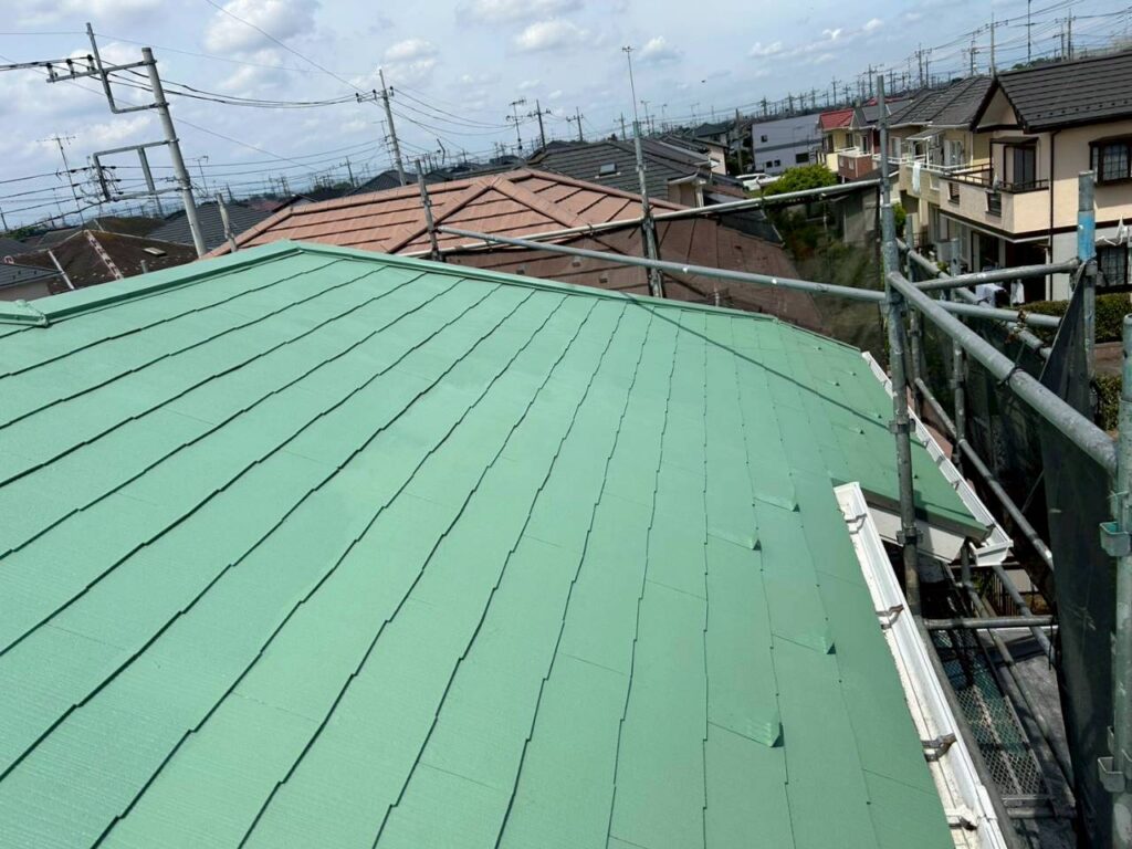【熊谷市の施工事例】屋根塗装工事で色褪せ・苔・ひび割れを補…