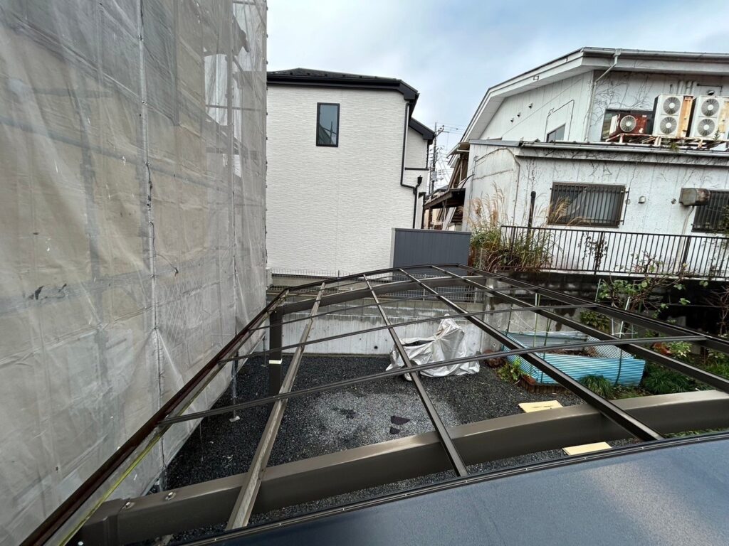 カーポート・屋根ポリカーボネート修繕工事の現場で実際に撮影したカーポートのポリカ材撤去の作業写真