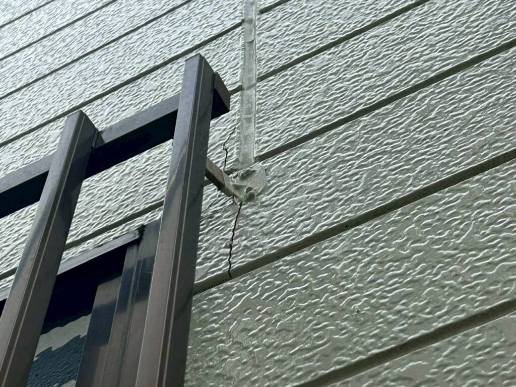 外壁修繕工事の現場で実際に撮影した施工前のひび割れの作業写真