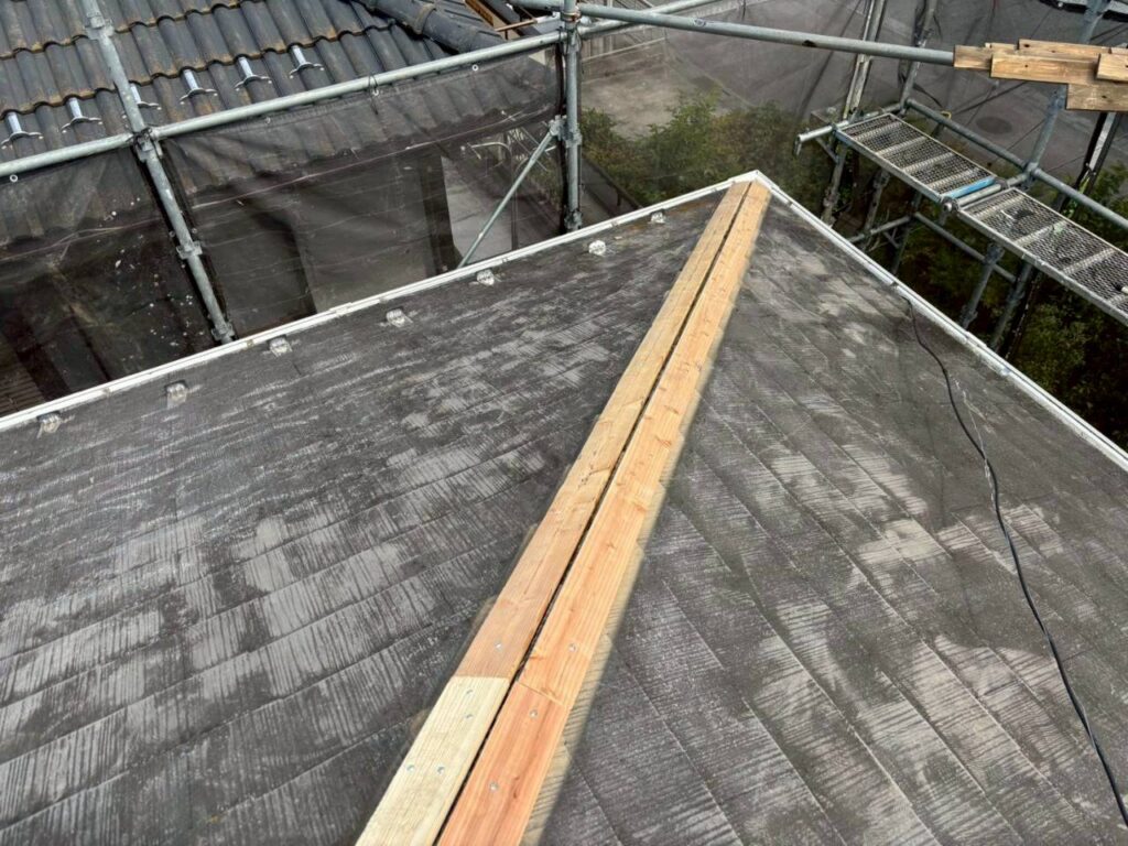 棟板金修繕工事の現場で実際に撮影した貫板新規取付の作業写真