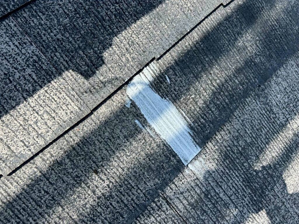 屋根塗装工事の現場で実際に撮影したひび割れ部補修の作業写真
