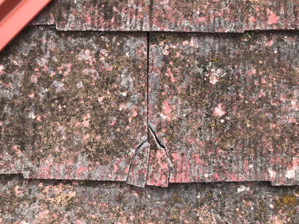 台風被害で割れた屋根材の補修が必要な状態