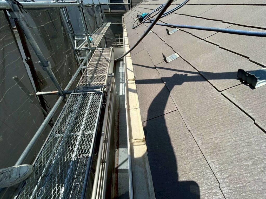 雨樋修繕工事の現場で実際に撮影した清掃後の雨樋内部の作業写真