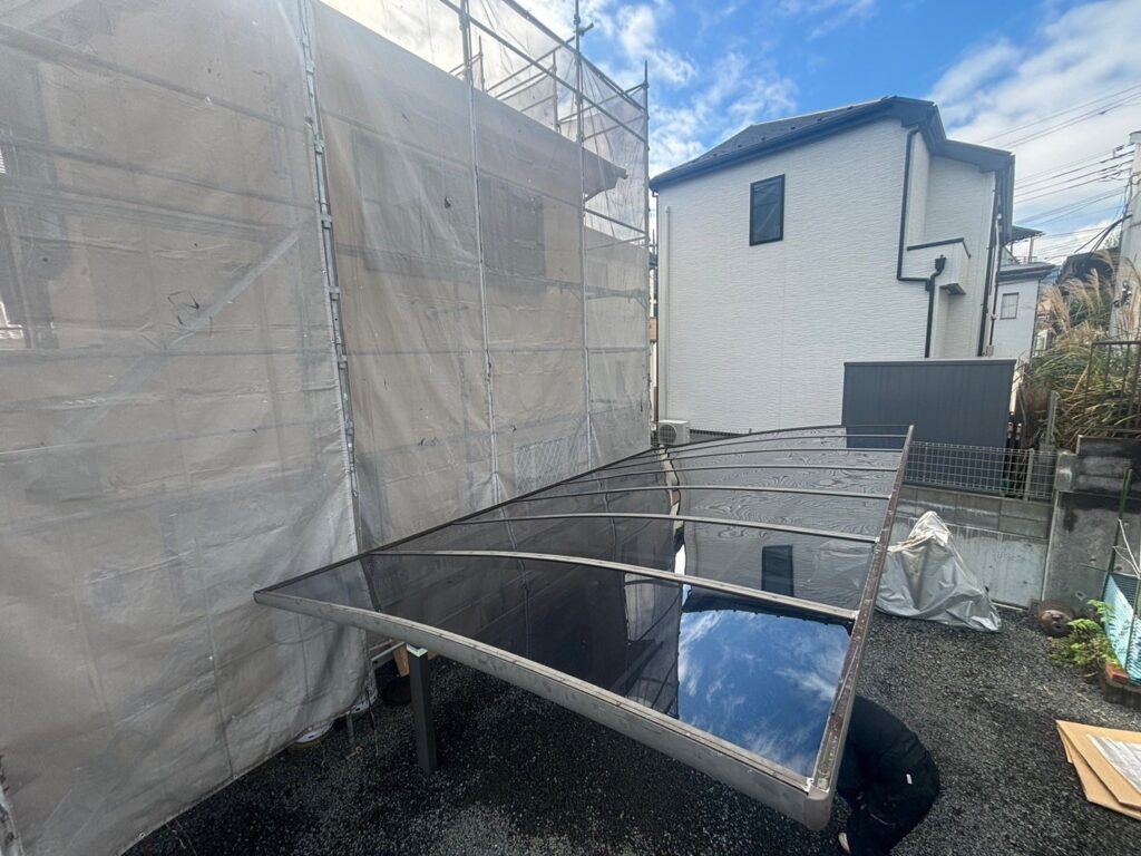 カーポート・屋根ポリカーボネート修繕工事の現場で実際に撮影したカーポートのポリカ材新規取付の作業写真