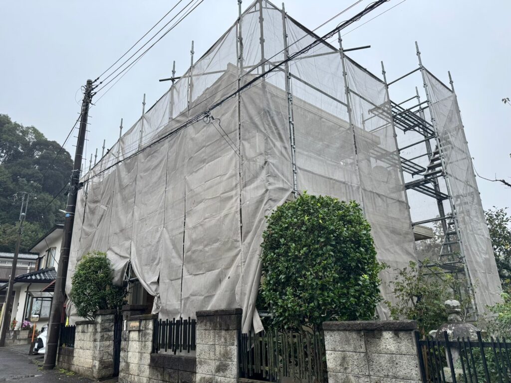 屋根塗装工事の現場で実際に撮影した仮設足場設置とメッシュシートの作業写真