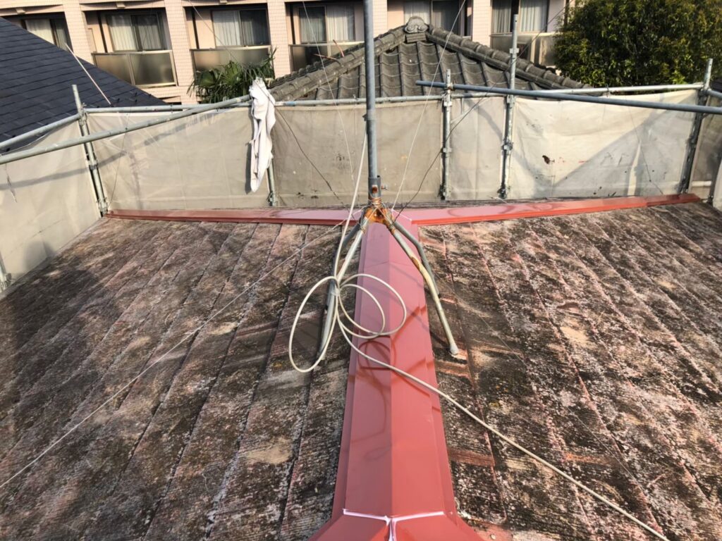 【武蔵野市の施工事例】棟板金修繕工事で錆の進んだ屋根頂部を…