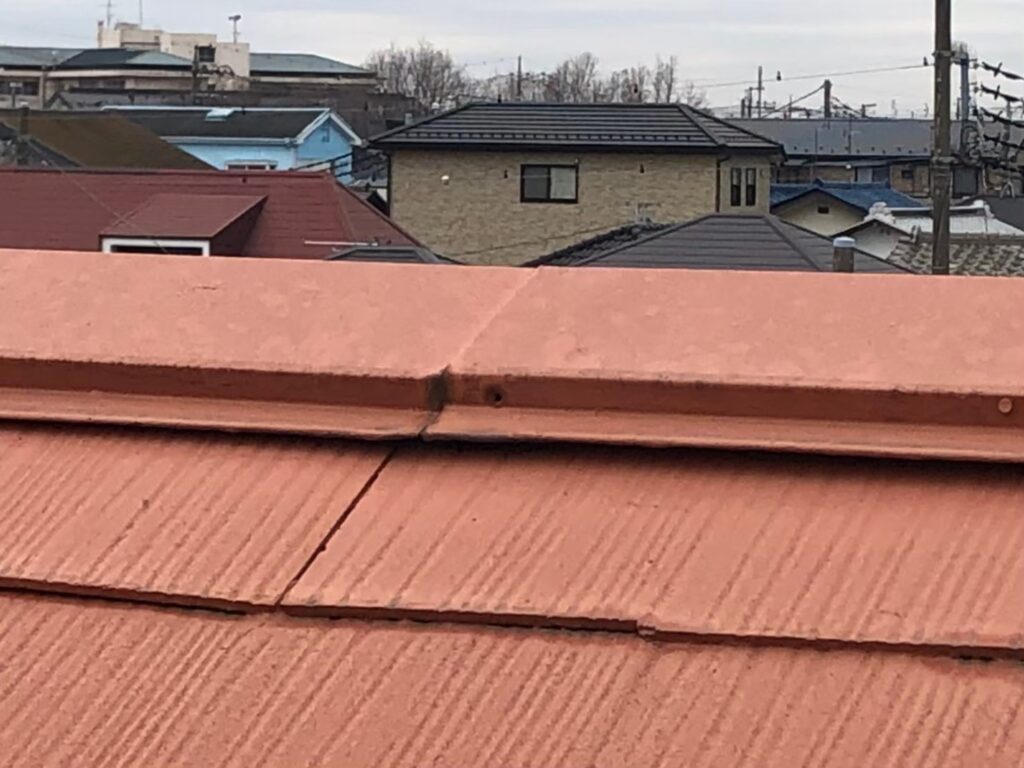 浮き上がりにより屋根材との間に隙間ができた棟板金