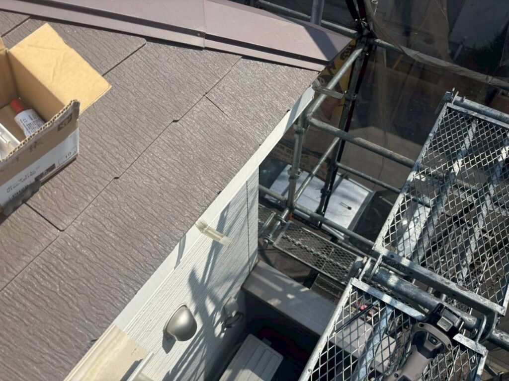 雨樋修繕工事の現場で実際に撮影した軒樋破損部既存撤去の作業写真