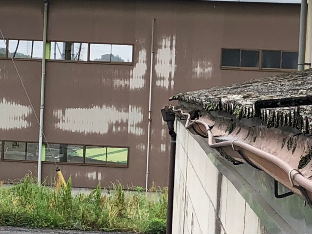 強風で大きく歪んだ雨樋と修理が必要な破損箇所