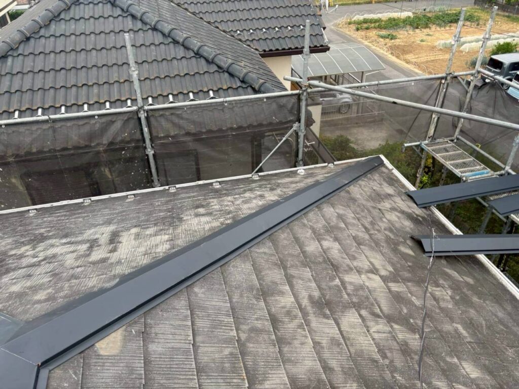 棟板金修繕工事の現場で実際に撮影した棟板金新規取付の作業写真