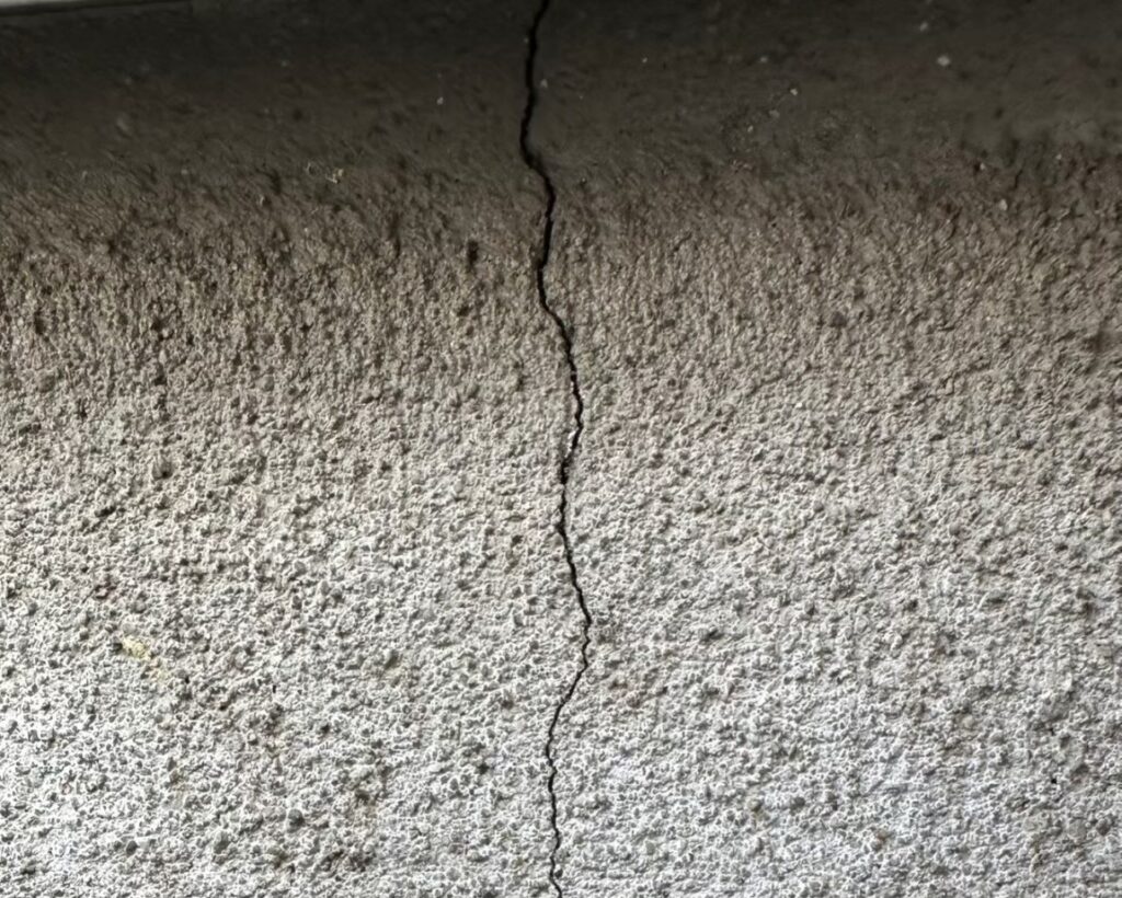 建物基礎に発生したクラックと修繕が必要な状態