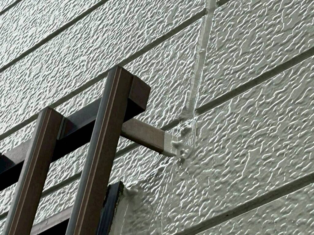 外壁修繕工事の現場で実際に撮影した部分塗装2回目の作業写真