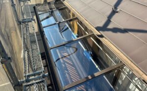 【八王子市の施工事例】カーポート・屋根ポリカーボネート修繕工事で雹被害による穴あきを補修した事例