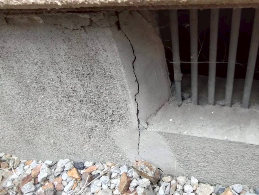 地震の影響でひび割れが広がった住宅基礎の劣化状態