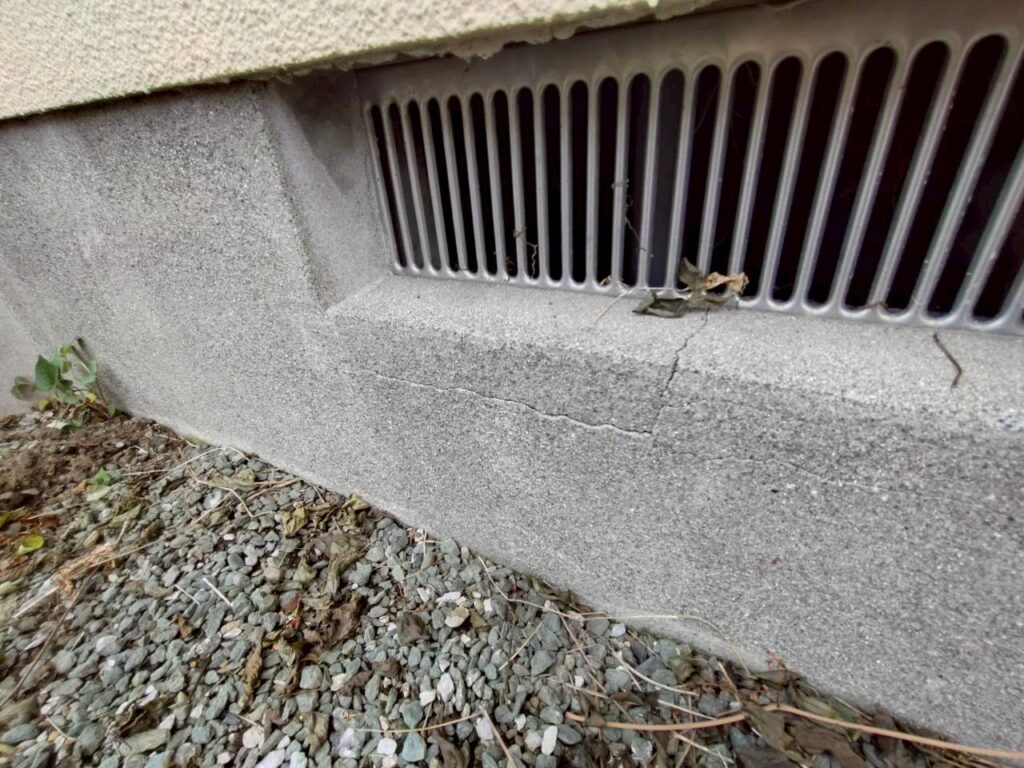 地震の影響でひび割れが広がった住宅基礎の劣化状態
