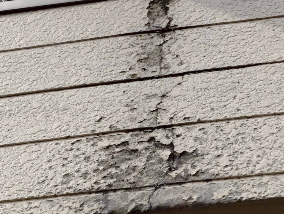 塗膜剥離が広がり雨漏りにつながる恐れがある外壁の損傷