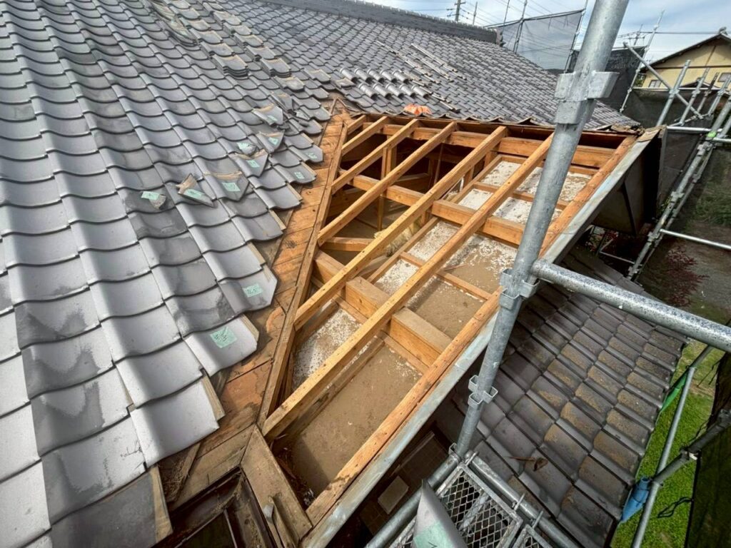 屋根葺き直し工事の現場で実際に撮影した下地撤去作業写真