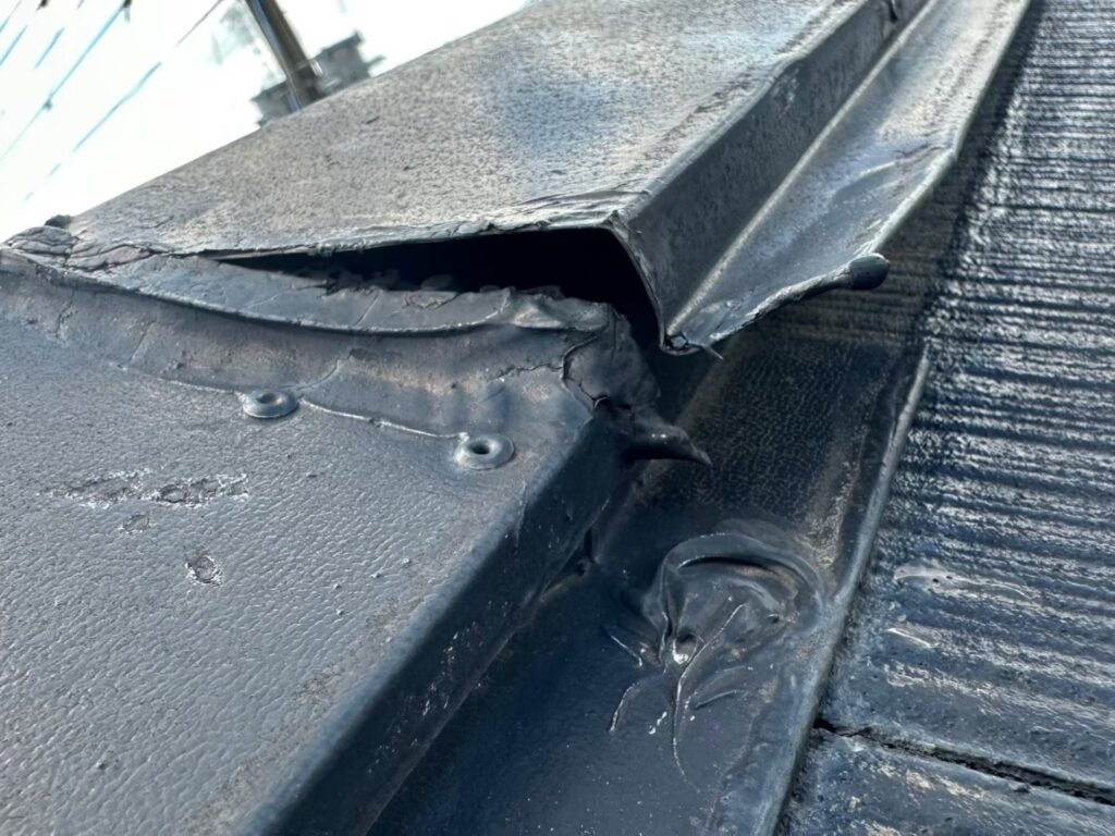 浮き上がりにより屋根材との間に隙間ができた棟板金
