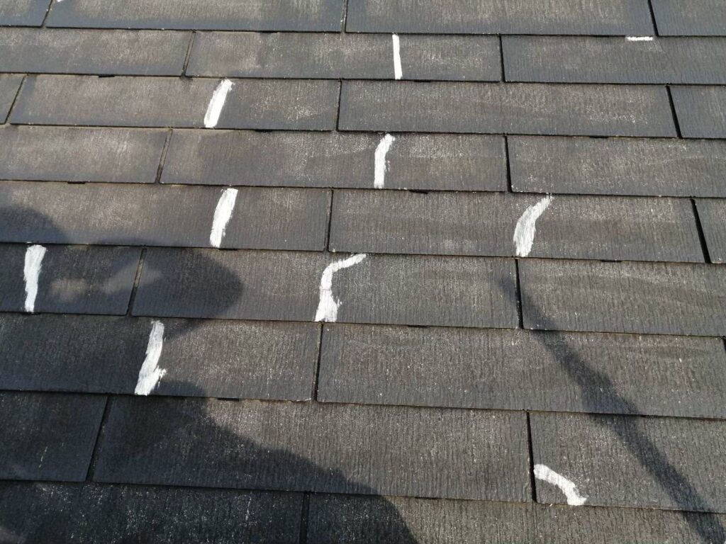 屋根塗装工事の現場で実際に撮影したひび割れ補修の作業写真