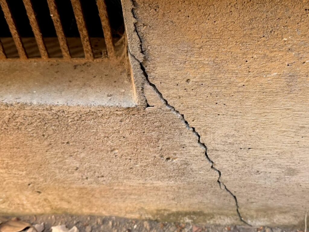 地震の影響でひび割れが広がった住宅基礎の劣化状態