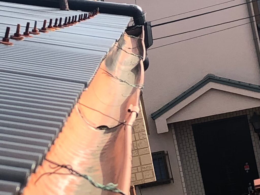 強風で大きく歪んだ雨樋と修理が必要な破損箇所