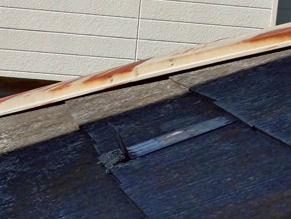 浮き上がりにより屋根材との間に隙間ができた棟板金