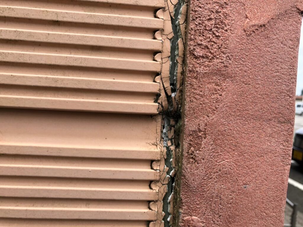 硬化してひび割れた外壁コーキングの劣化状態