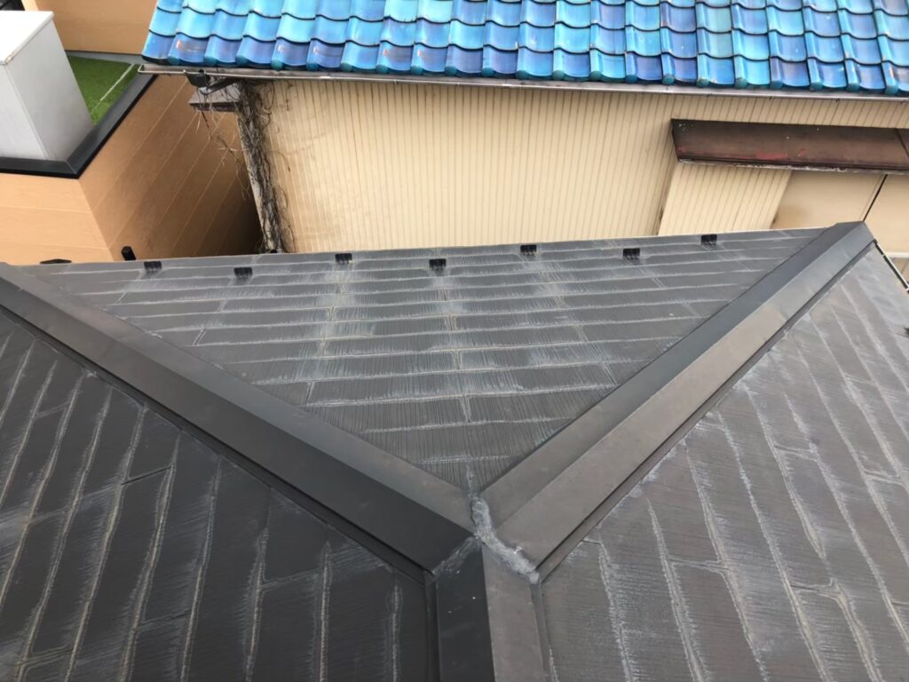塗膜劣化でツヤを失い色褪せが目立つ屋根