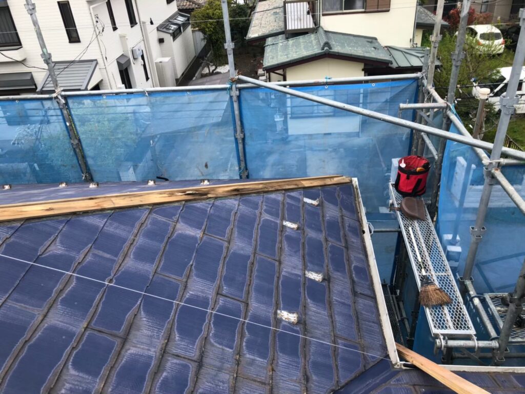 棟板金修繕工事の現場で実際に撮影した棟板金破損部撤去の作業写真