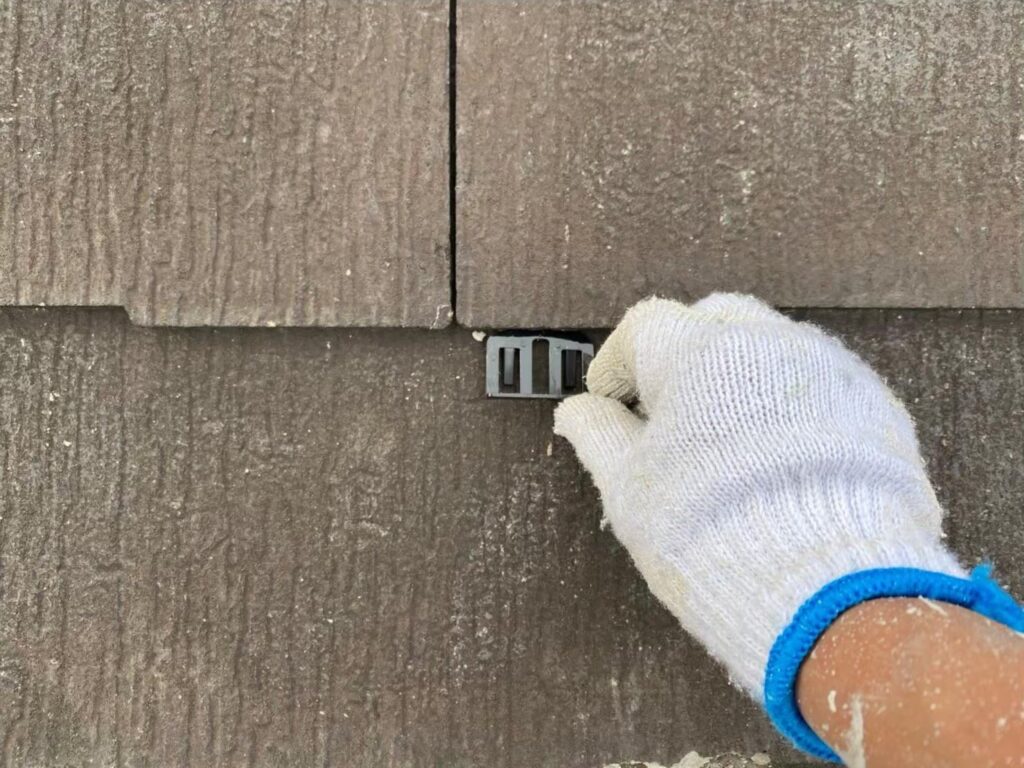 屋根塗装工事の現場で実際に撮影したタスペーサー新規取付の作業写真