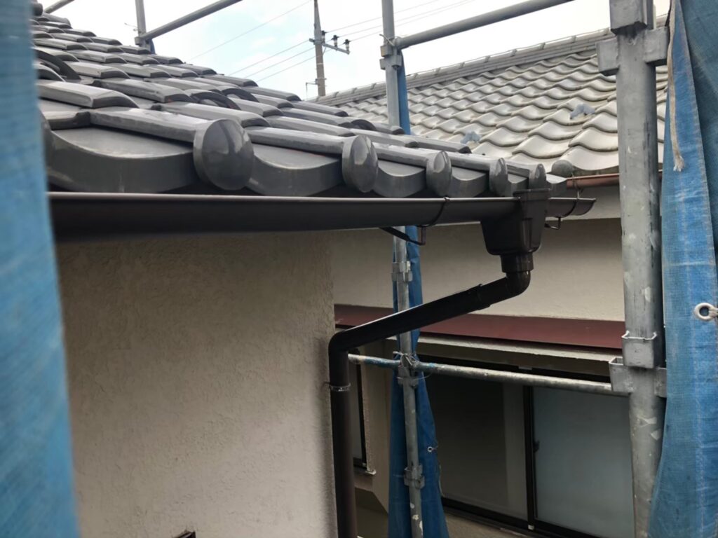 雨樋修繕工事の現場で実際に撮影した新規取付2枚目の作業写真