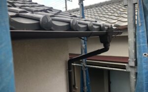 【さいたま市の施工事例】雨樋修繕工事で苔・割れが出た軒樋を交換し排水不良を改善した事例