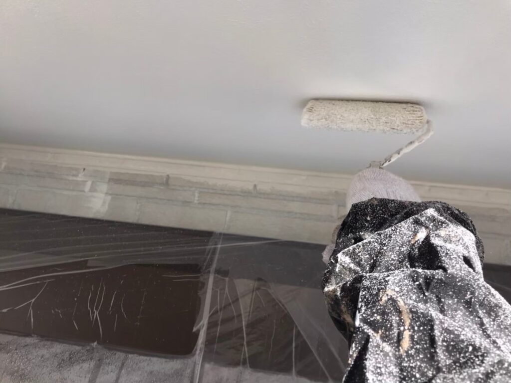 外壁塗装工事の現場で実際に撮影した軒天塗装の作業写真
