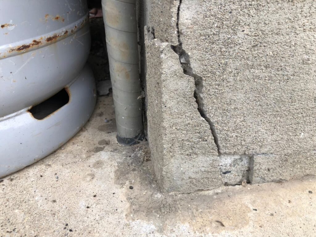 地震の影響でひび割れが広がった住宅基礎の劣化状態