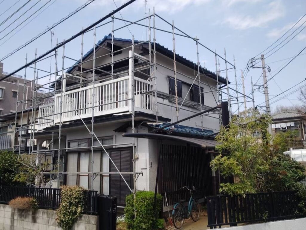 漆喰修繕工事の現場で実際に撮影した仮設足場設置の作業写真