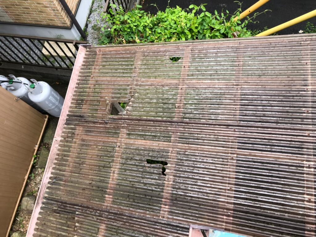 台風の影響で破損した波板屋根