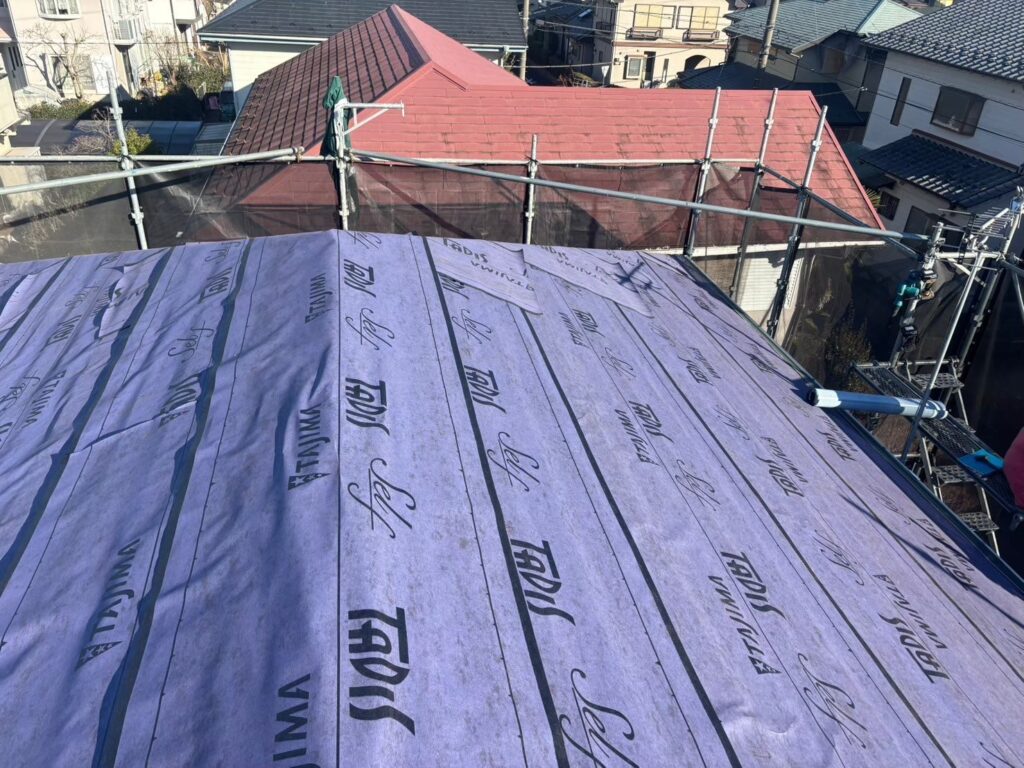 屋根のカバー工法の現場で実際に撮影した防水シート新規取付の作業写真