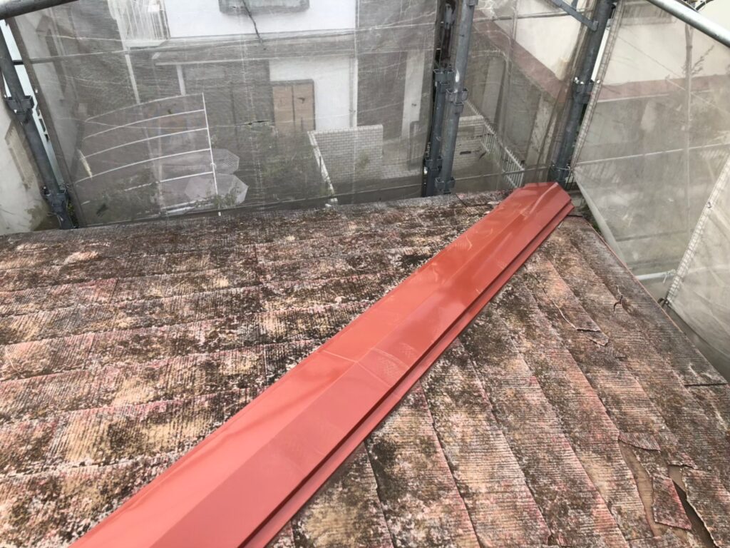 棟板金修繕工事の現場で実際に撮影した棟板金新規取付の作業写真