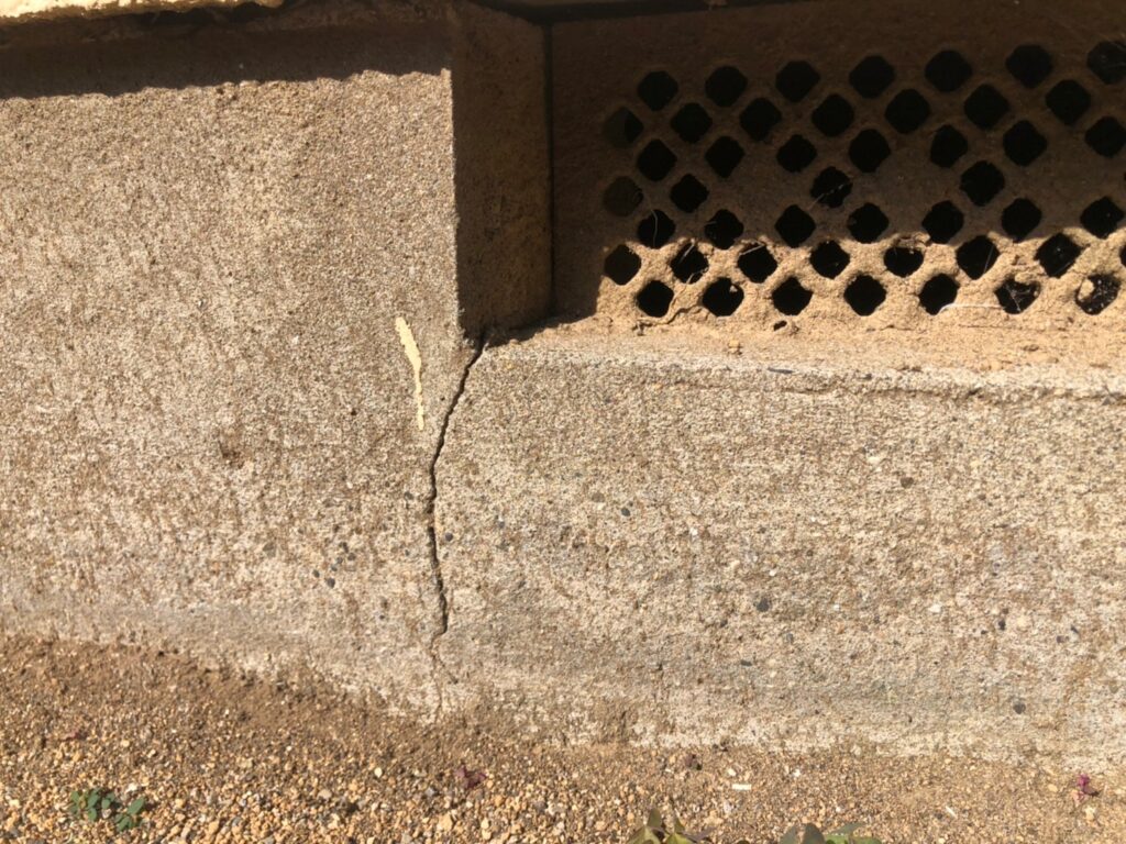 地震の影響でひび割れが広がった住宅基礎の劣化状態