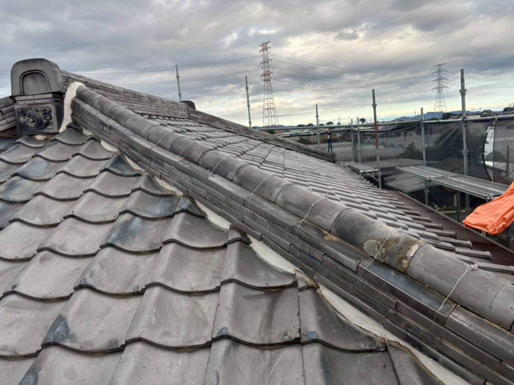 【太田市の施工事例】棟瓦積み直し工事で棟瓦を一時解体し下地…