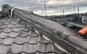 【太田市の施工事例】棟瓦積み直し工事で棟瓦を一時解体し下地から整えて再施工