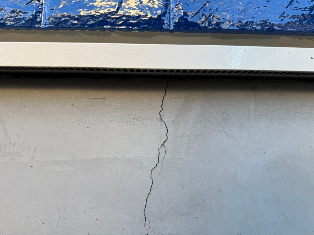 地震の影響でひび割れが広がった住宅基礎の劣化状態