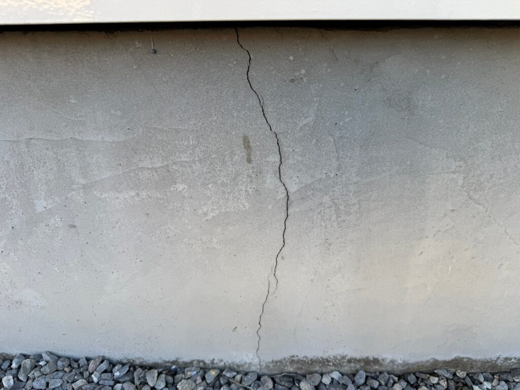 地震の影響でひび割れが広がった住宅基礎の劣化状態