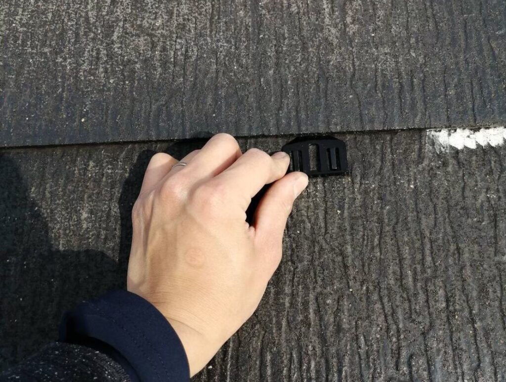 屋根塗装工事の現場で実際に撮影したタスペーサー取付の作業写真