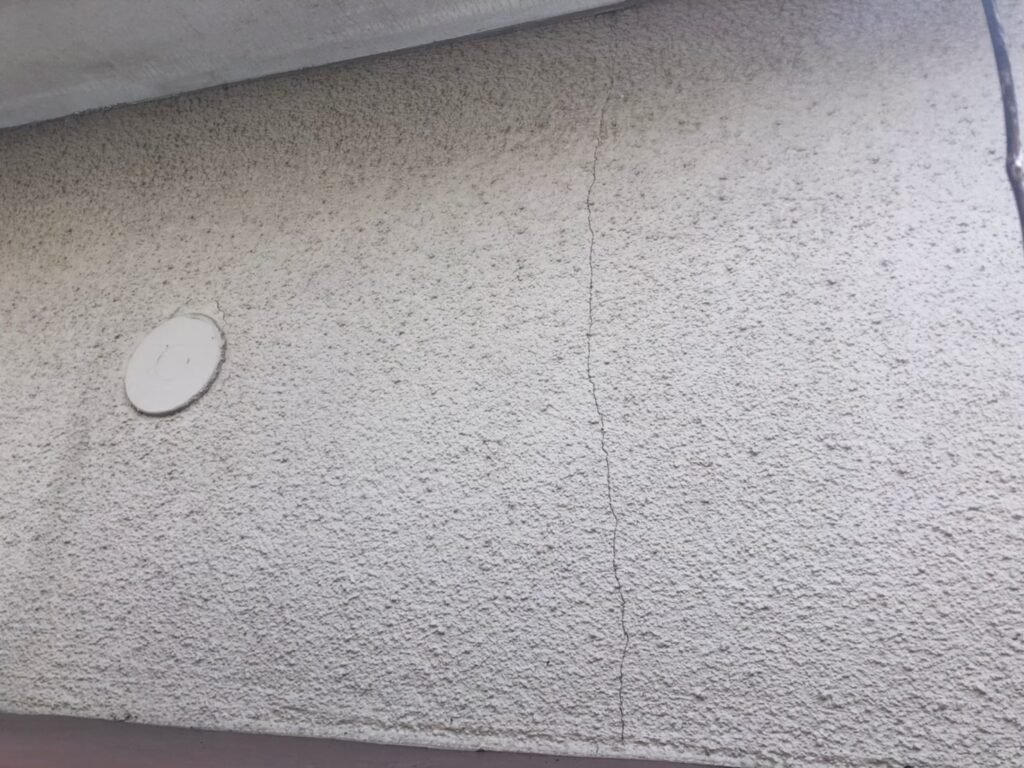 大きなひび割れが生じ雨水が侵入しやすい外壁の劣化状態