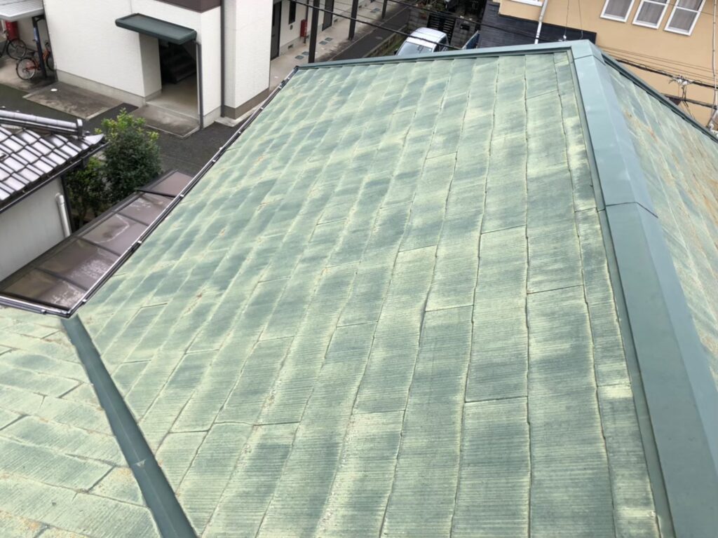 塗膜劣化でツヤを失い色褪せが目立つ屋根