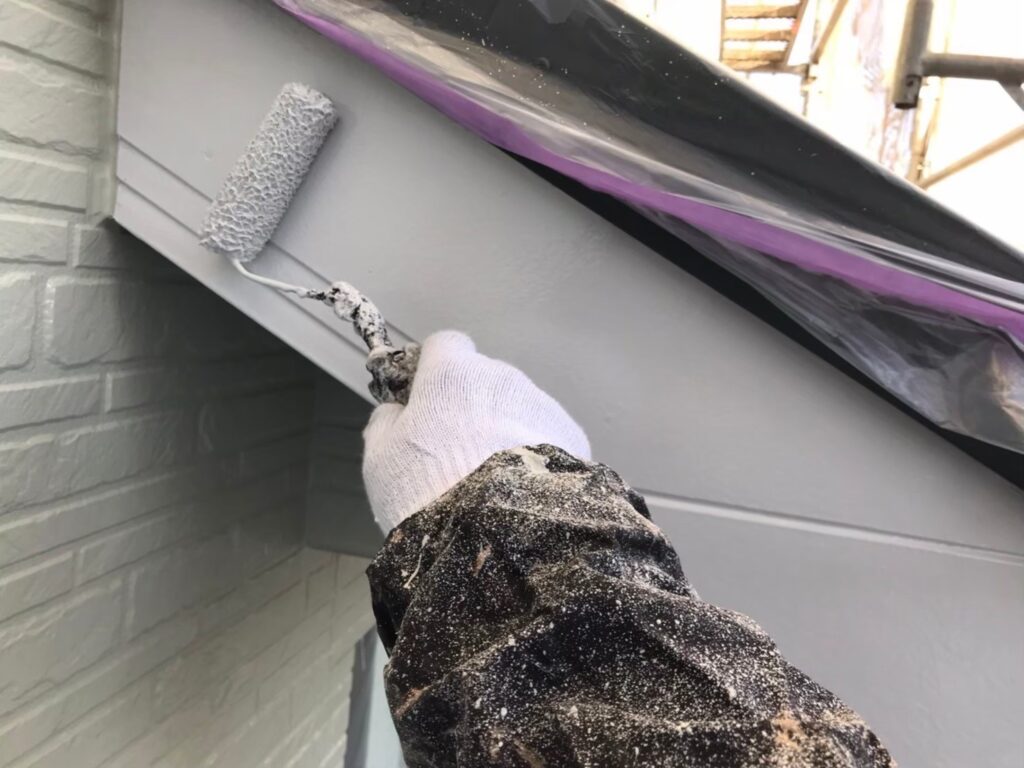 外壁塗装工事の現場で実際に撮影した破風塗装の作業写真